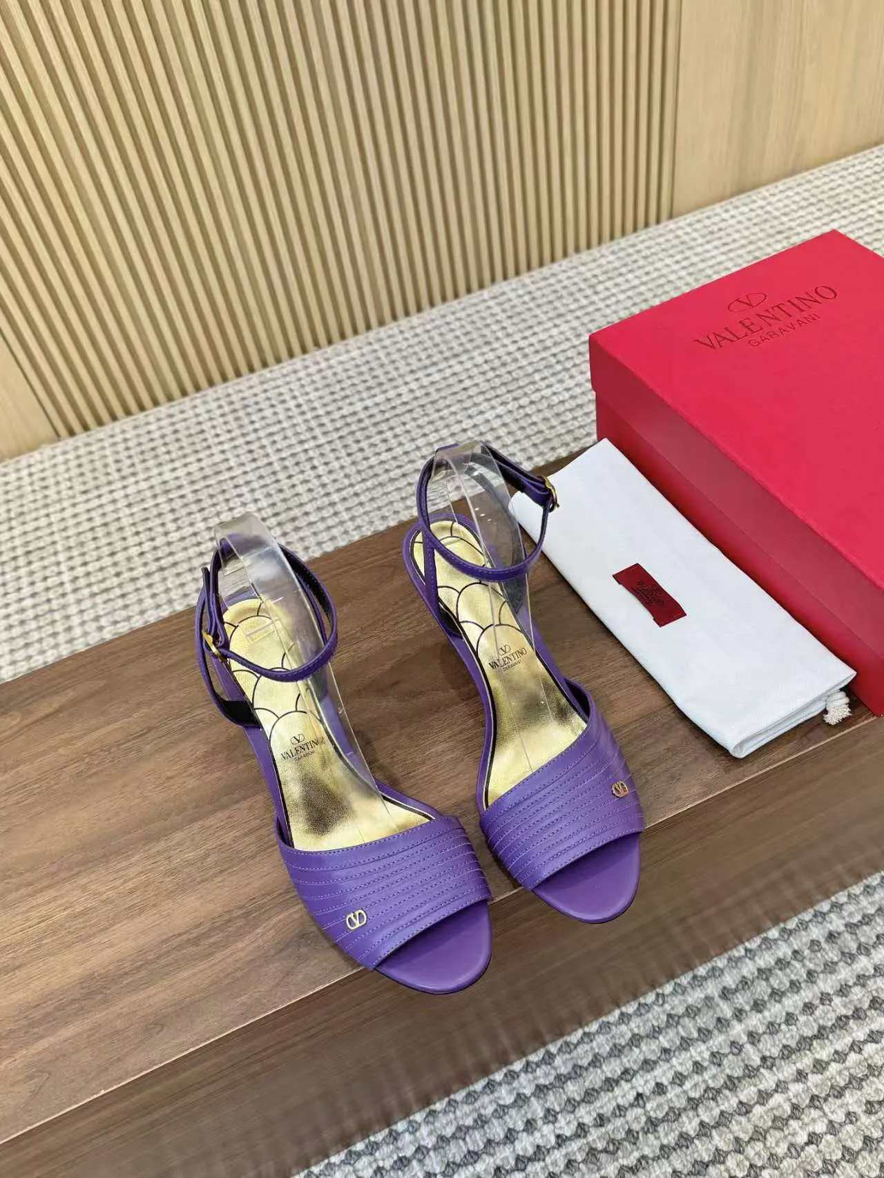 👟👟Ex-factory price 440👟👟 Genuine leather sole +40 Top version 𝑉𝐴𝐿𝐸𝑁𝑇𝐼𝑁𝑂 Valentino new spring and summer women's sandals worth buying ★Absolutely high-grade ❥Original method Absolute sensibility ❥Elegant style Create a different feeling Simple temperament style!  Code number: 35-41 (34-42 customized) Fabric: Imported sheepskin Lining: Lined sheepskin Heel height: 8 cm Leather outsole Rubber outsole